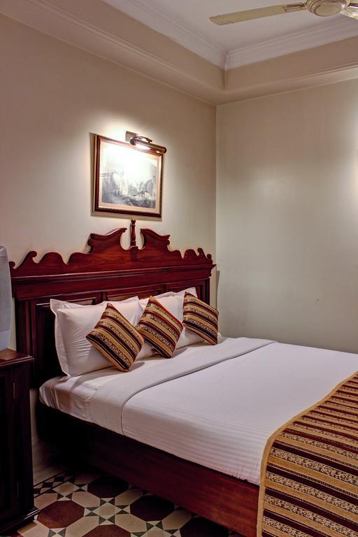 Palace On Ganges - Heritage Hotel Bénarès Extérieur photo