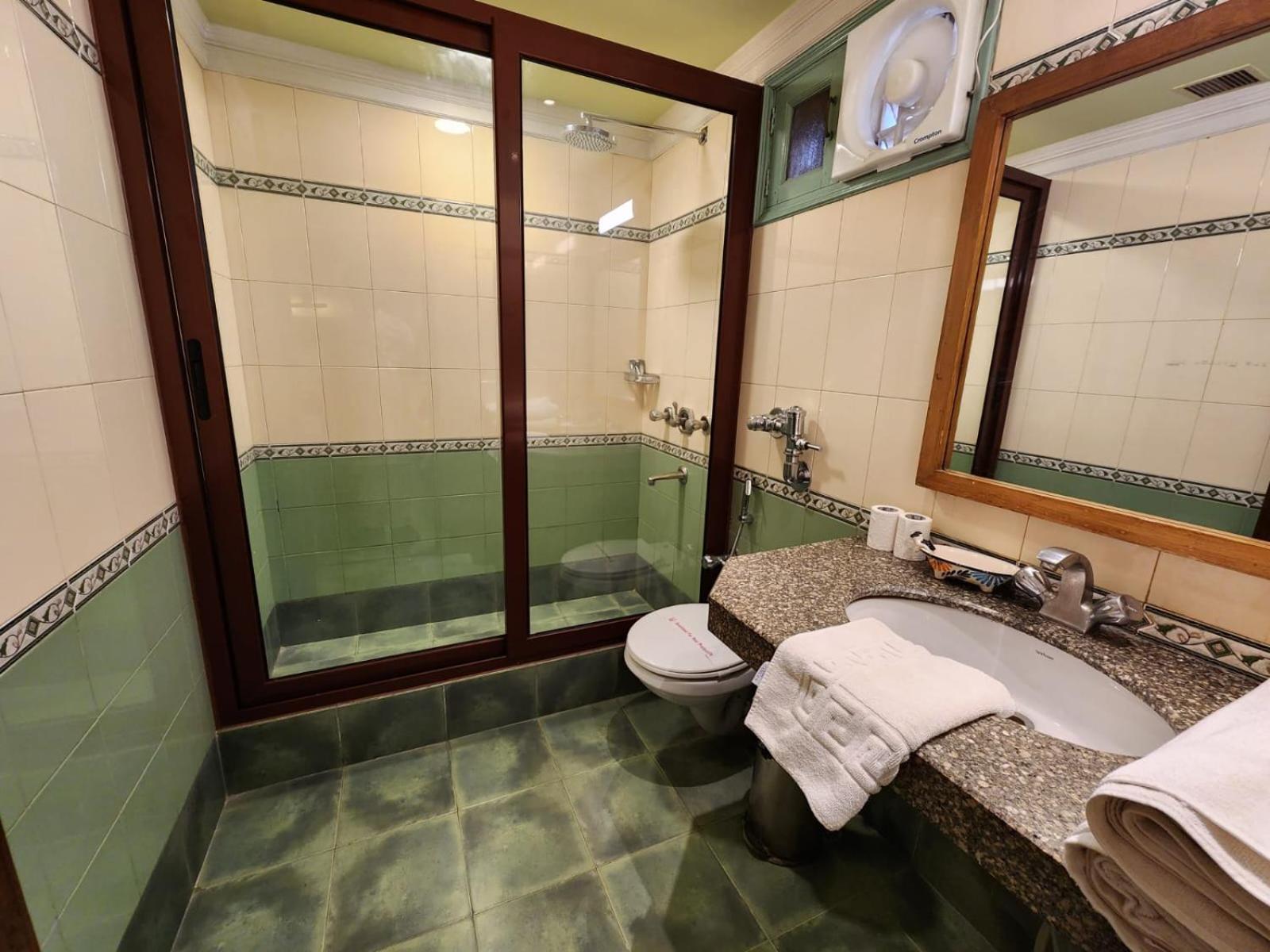 Palace On Ganges - Heritage Hotel Bénarès Extérieur photo