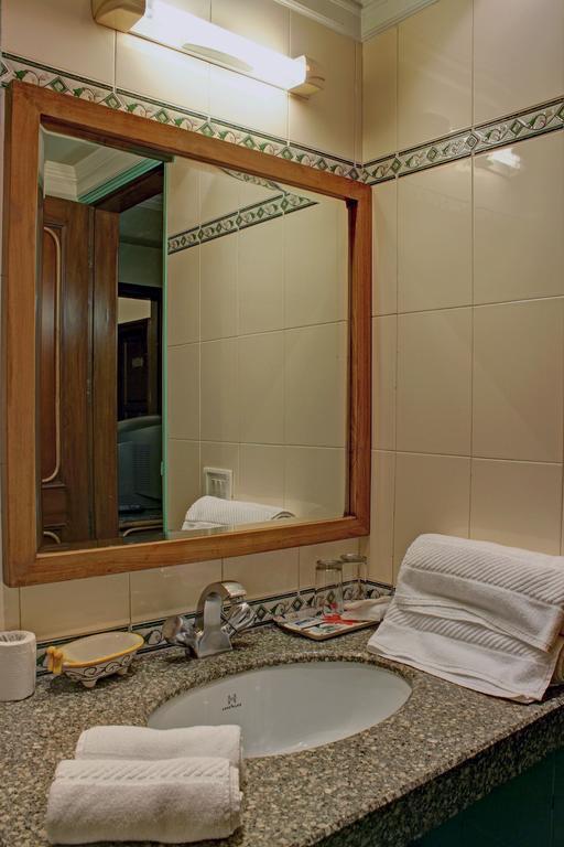Palace On Ganges - Heritage Hotel Bénarès Extérieur photo